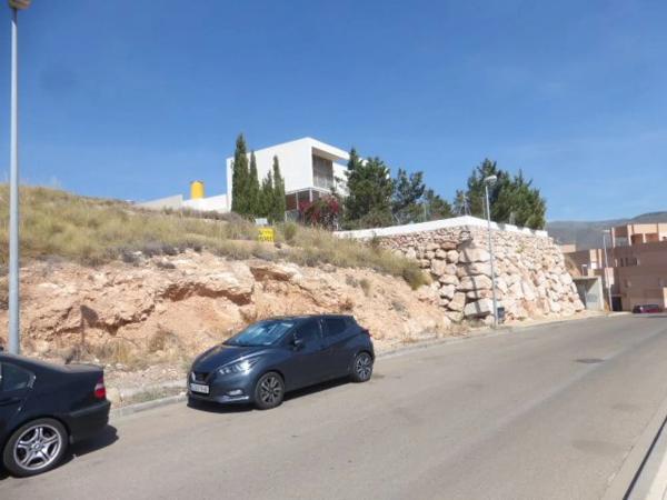 Terreno en calle las Encinas