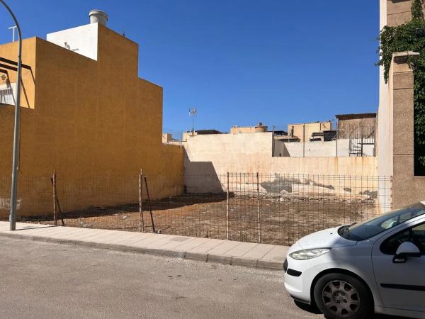 Terreno en calle Saturno, 12