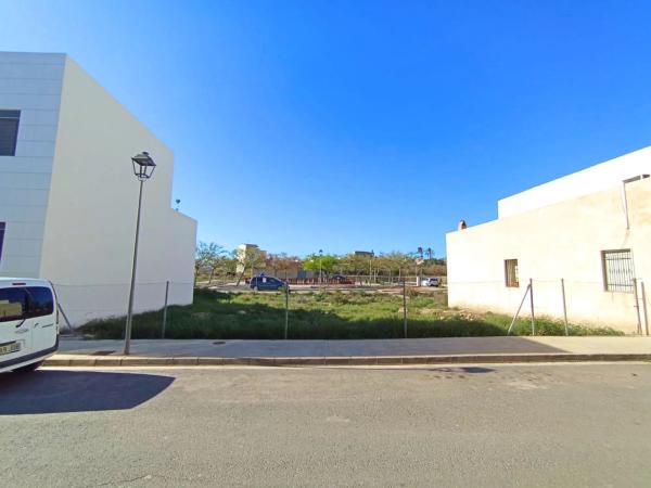 Terreno en calle Alhambra