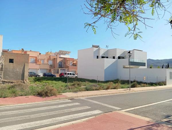 Terreno en calle Alhambra