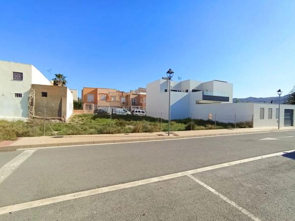 Terreno en calle Alhambra