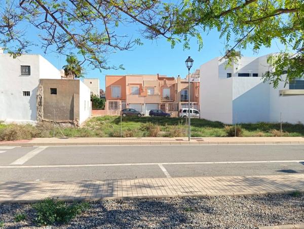 Terreno en calle Alhambra