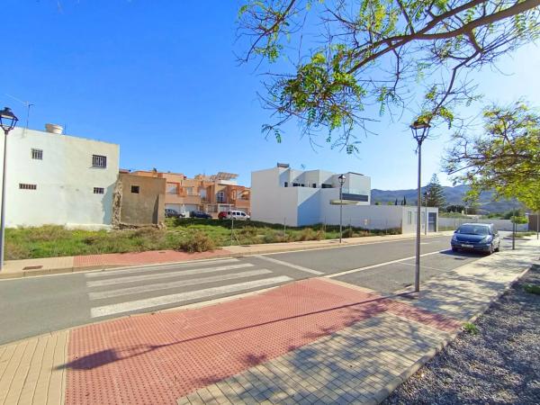 Terreno en calle Alhambra