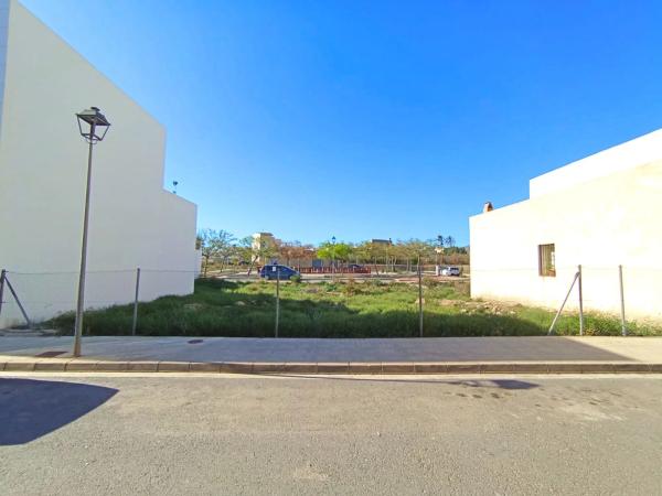 Terreno en calle Alhambra