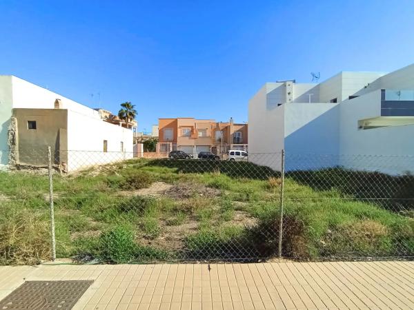 Terreno en calle Alhambra