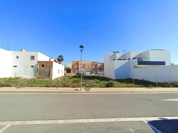 Terreno en calle Alhambra