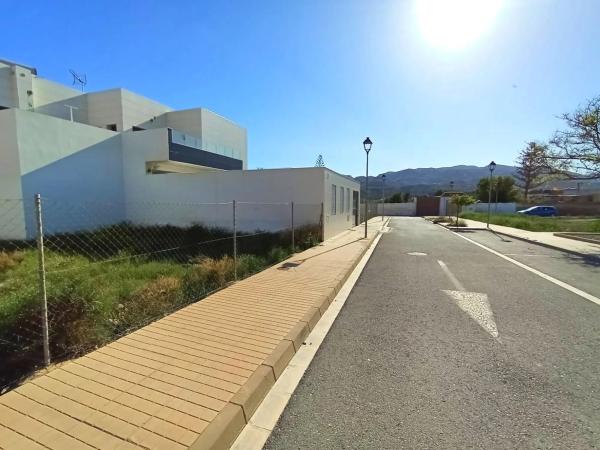 Terreno en calle Alhambra