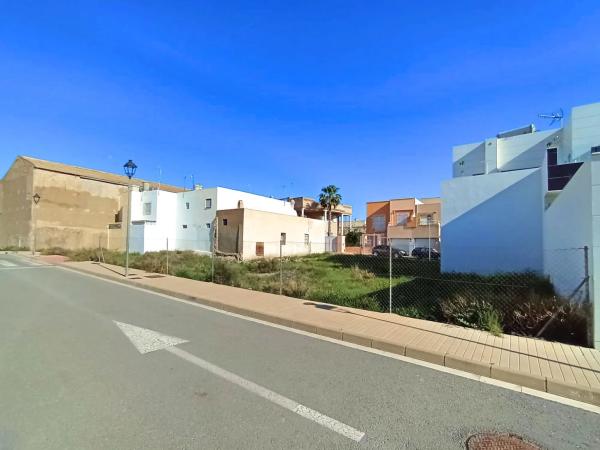 Terreno en calle Alhambra