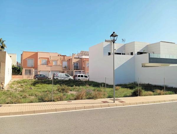 Terreno en calle Alhambra