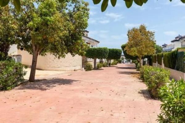 Chalet pareado en calle Canela