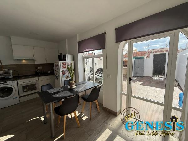 Chalet adosado en calle Saeta, 52