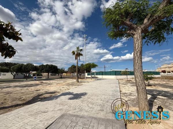 Chalet adosado en calle Saeta, 52