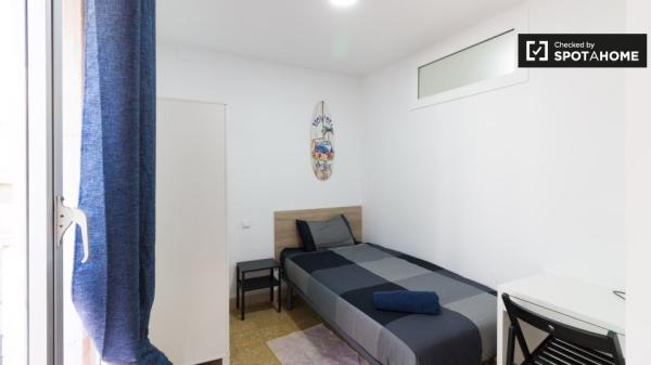 Se alquila habitación en piso de 5 habitaciones en Barcelona