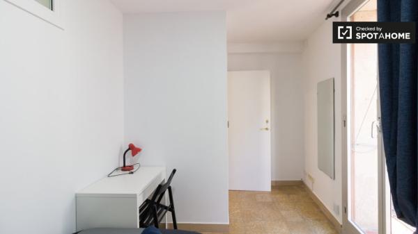 Se alquila habitación en piso de 5 habitaciones en Barcelona