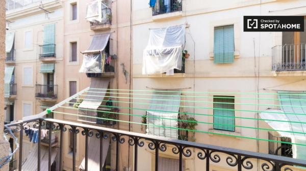 Se alquila habitación en piso de 5 habitaciones en Barcelona