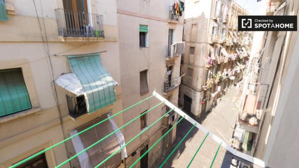 Se alquila habitación en piso de 5 habitaciones en Barcelona