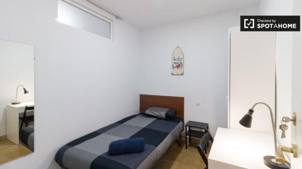 Se alquila habitación en piso de 5 habitaciones en Barcelona
