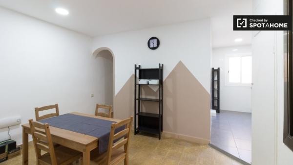 Se alquila habitación en piso de 5 habitaciones en Barcelona