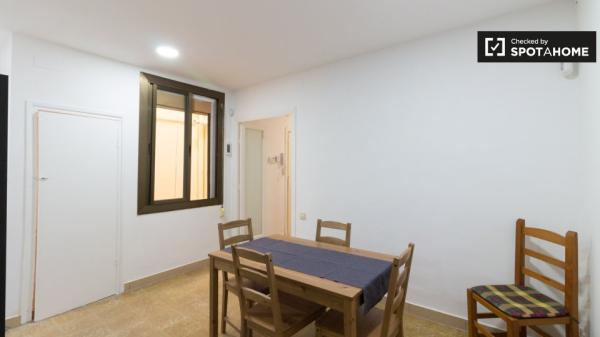 Se alquila habitación en piso de 5 habitaciones en Barcelona