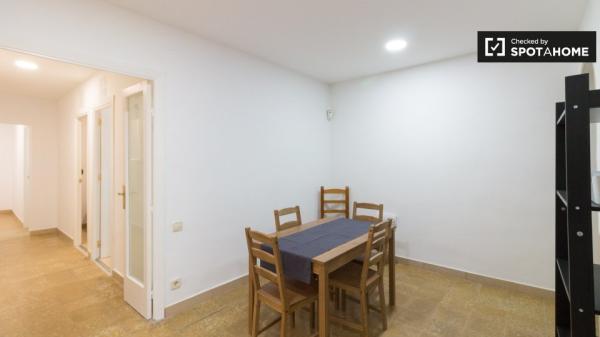 Se alquila habitación en piso de 5 habitaciones en Barcelona
