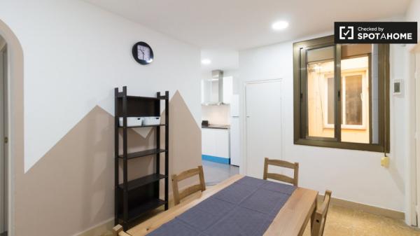 Se alquila habitación en piso de 5 habitaciones en Barcelona