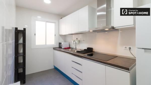 Se alquila habitación en piso de 5 habitaciones en Barcelona