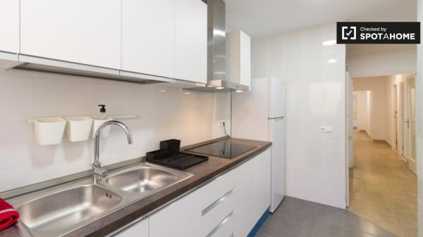 Se alquila habitación en piso de 5 habitaciones en Barcelona