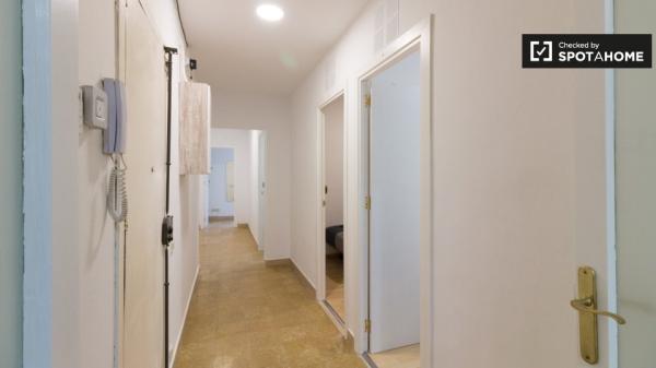 Se alquila habitación en piso de 5 habitaciones en Barcelona