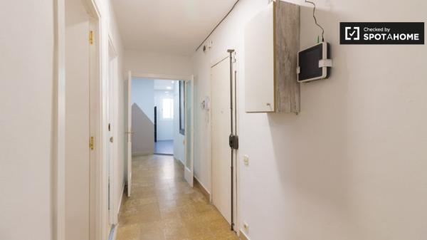 Se alquila habitación en piso de 5 habitaciones en Barcelona