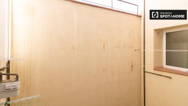 Se alquila habitación en piso de 5 habitaciones en Barcelona