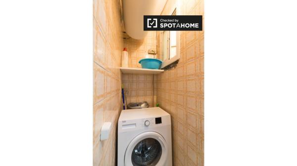 Se alquila habitación en piso de 5 habitaciones en Barcelona