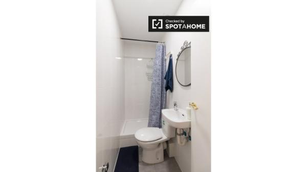 Se alquila habitación en piso de 5 habitaciones en Barcelona