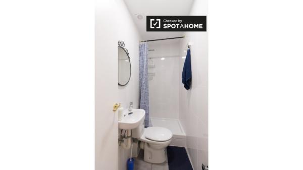 Se alquila habitación en piso de 5 habitaciones en Barcelona