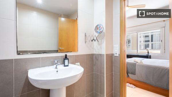 Room in shared flat for rent in Alicante