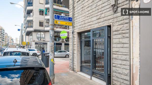 Room in shared flat for rent in Alicante