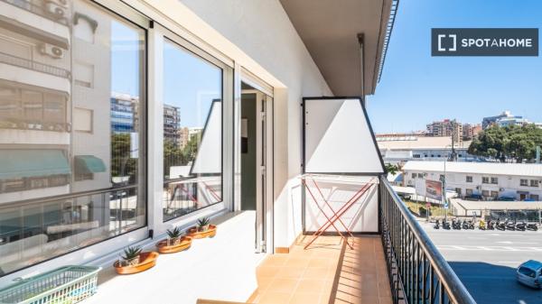 Room in shared flat for rent in Alicante