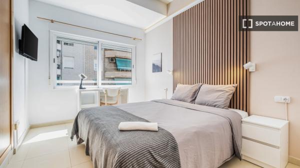 Room in shared flat for rent in Alicante