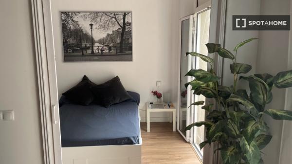 Habitación en piso compartido en barcelona.