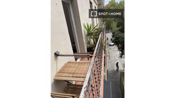 Habitación en piso compartido en barcelona.