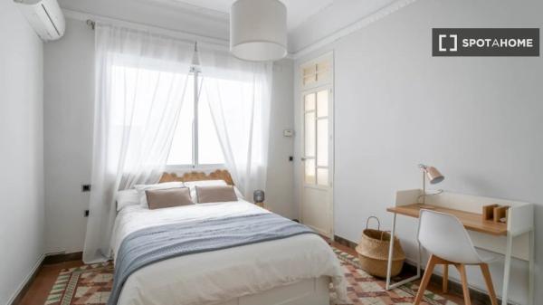 Room in shared flat for rent in Alicante