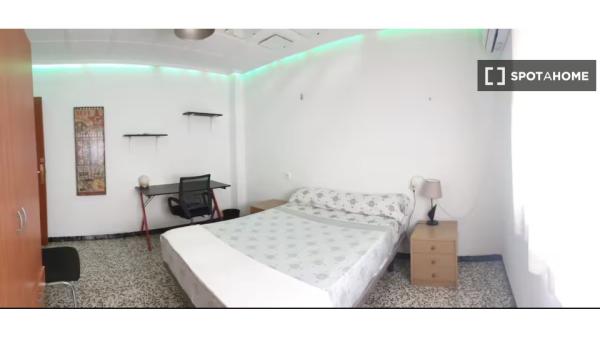 Chambre dans un appartement partagé à louer, Alicante.