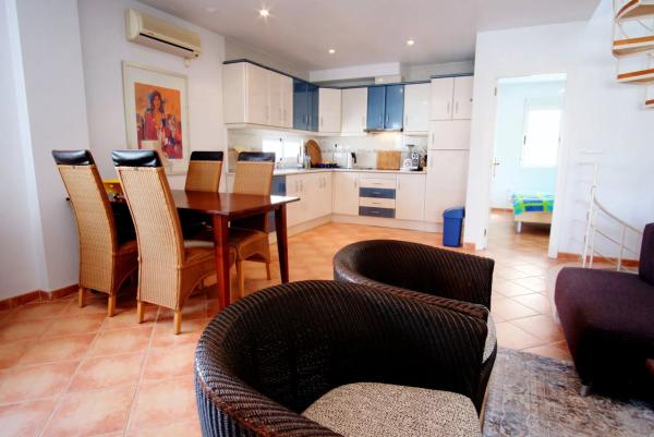 Chalet pareado en calle Pilar Miró