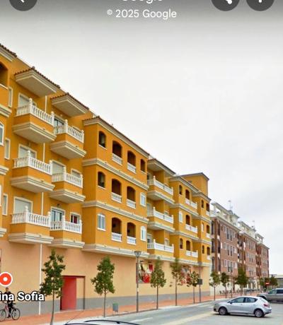 Piso en avenida Reina Sofia, 4