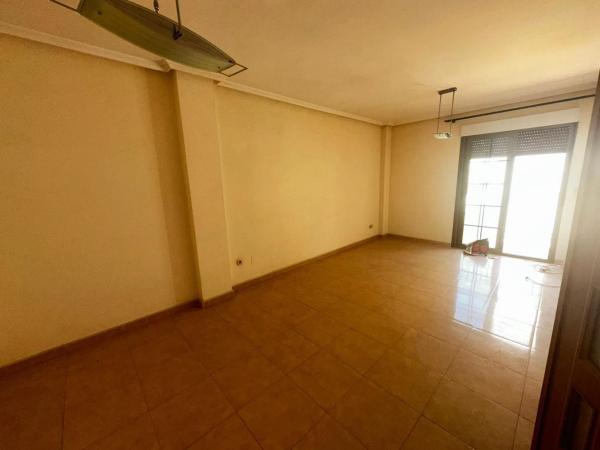 Piso en avenida Reina Sofia, 8