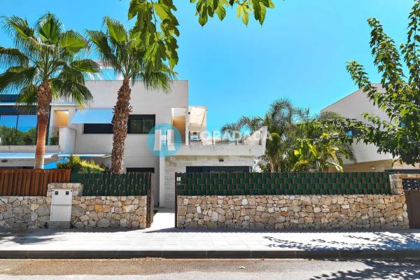 Chalet adosado en calle Flor de Pascua