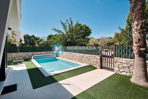 Chalet adosado en calle Flor de Pascua