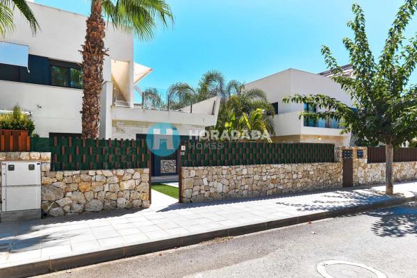 Chalet adosado en calle Flor de Pascua