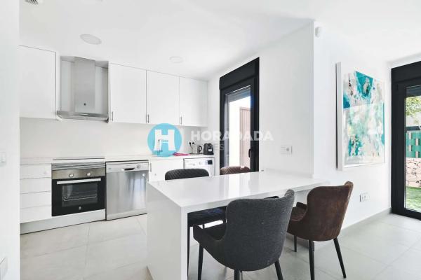 Chalet adosado en calle Flor de Pascua