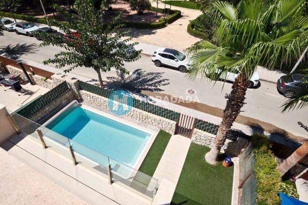 Chalet adosado en calle Flor de Pascua