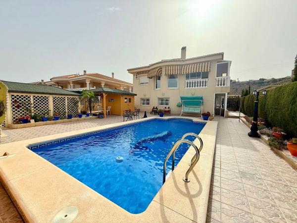 Casa independiente en calle Rubi